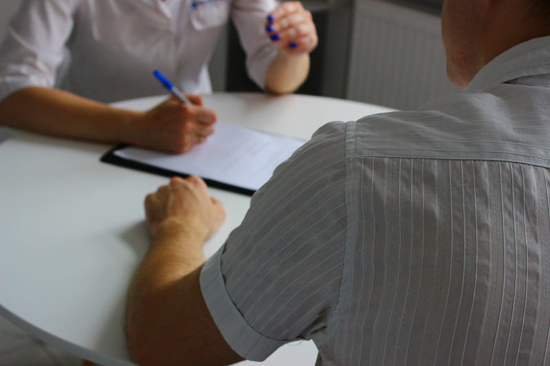 Врач беседует с пациентом
